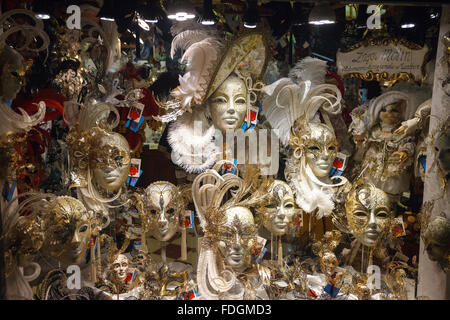 Maschera di carnevale in vendita nel negozio di Venezia Foto Stock