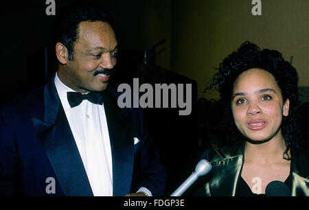 Washington, DC, Stati Uniti d'America, 1992 Jesse Jackson e la figlia Ashley Laverne Jackson. Jesse Louis Jackson, Suor (nato Jesse Louis Burns; Ottobre 8, 1941) è un americano dei diritti civili attivista e ministro battista. Egli era un candidato per la Democratica nomina presidenziale nel 1984 e 1988 e servito come un ombra U.S. Il senatore per il Distretto di Columbia da 1991 a 1997. Egli è il fondatore delle organizzazioni che si sono fuse per formare arcobaleno/PUSH. Ex U.S. Rappresentante Jesse Jackson, Jr. è suo figlio primogenito. Credito: Mark Reinstein Foto Stock