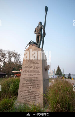 Un monumento al campione del mondo vogatore canadese Ned Hanlan situato presso il molo del traghetto sul Hanlan del punto in Toronto Ontario Canada Foto Stock