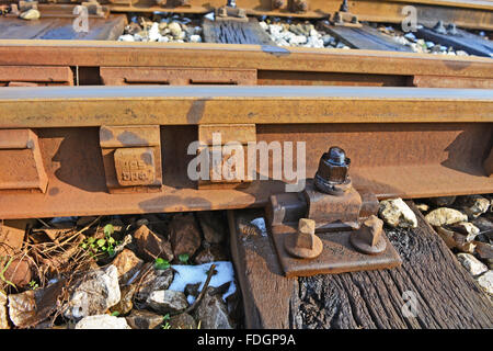 Vecchi binari ferroviari e collegamenti su di esso. Foto Stock