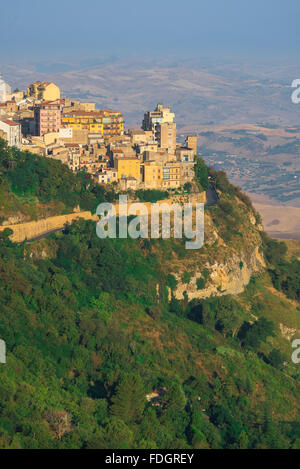 Enna Sicilia, vista sulla città storica di Enna e il suo paesaggio circostante situato al centro dell'isola di Sicilia. Foto Stock