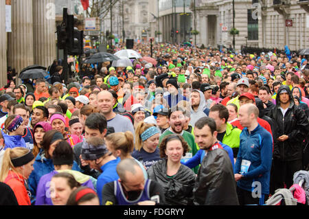 Londra, Regno Unito. Il 31 gennaio 2016. Migliaia di corridori brave la pioggia per il 2016 10k Londra inverno eseguire serie per la ricerca sul cancro, attraverso le strade di Londra, cominciando a Trafalgar Square e la finitura su Whitehall, vicino a Downing Street. © Paul Warburton Foto Stock