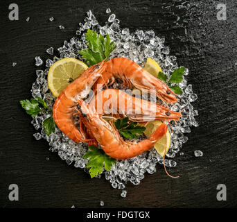 Cuocere i gamberi serviti sulla pietra nera Foto Stock