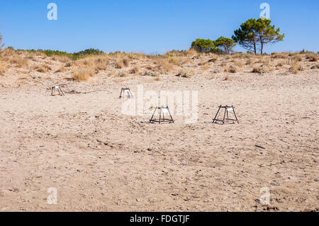 Costruzioni speciali protegge le tartarughe marine le uova sulla spiaggia sabbiosa. Zante, Grecia Foto Stock