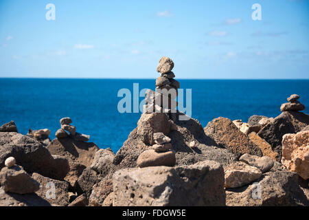 Vista orizzontale di torri di ghiaia a Olho Azul, il Blue Eye, a Capo Verde. Foto Stock