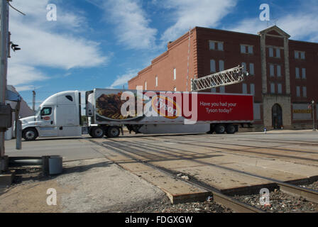 Emporia, Kansas, Stati Uniti d'America, 20 ottobre, 2013 Burlington Northern treni merci che transitano a est e a ovest di credito: Mark Reinstein Foto Stock