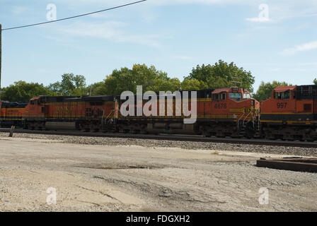 Emporia, Kansas, Stati Uniti d'America, 20 ottobre, 2013 Burlington Northern treni merci che transitano a est e a ovest di credito: Mark Reinstein Foto Stock