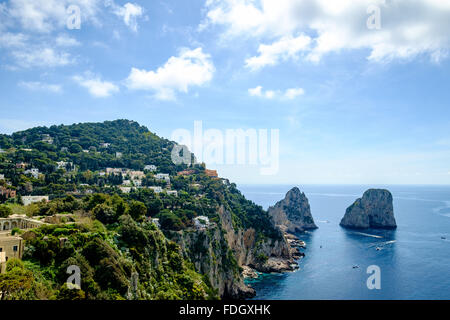 Faraglioni rock formazione dello stack alla fine dell'isola di Capri, preso da Anacapri Foto Stock