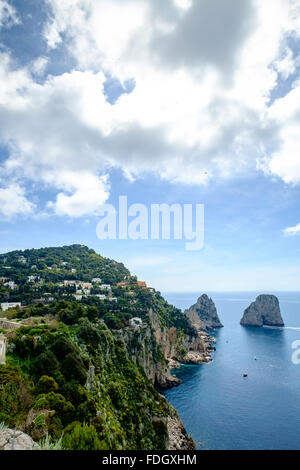 Faraglioni rock formazione dello stack alla fine dell'isola di Capri, preso da Anacapri Foto Stock