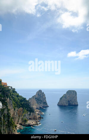 Faraglioni rock formazione dello stack alla fine dell'isola di Capri, preso da Anacapri Foto Stock