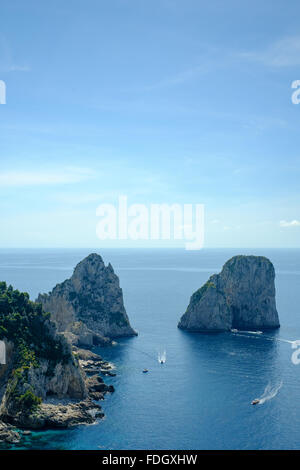 Faraglioni rock formazione dello stack alla fine dell'isola di Capri, preso da Anacapri Foto Stock