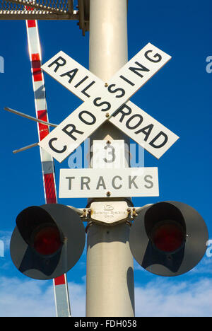 Emporia, Kansas, Stati Uniti d'America, 20 ottobre, 2013. Attraversamento ferroviario segno di avvertimento in Emporia, Kansas, Credito: Mark Reinstein Foto Stock