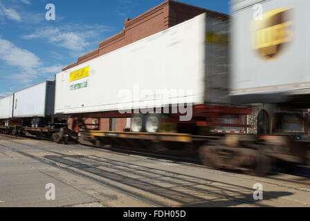 Emporia, Kansas, Stati Uniti d'America, 20 ottobre, 2013 Burlington Northern treni merci che transitano a est e a ovest di credito: Mark Reinstein Foto Stock