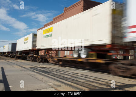 Emporia, Kansas, Stati Uniti d'America, 20 ottobre, 2013 Burlington Northern treni merci che transitano a est e a ovest di credito: Mark Reinstein Foto Stock