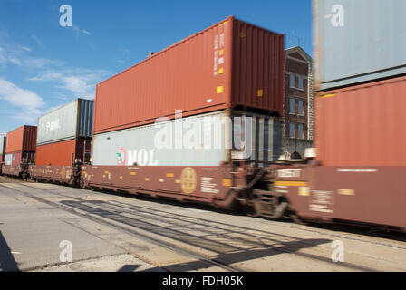 Emporia, Kansas, Stati Uniti d'America, 20 ottobre, 2013 Burlington Northern treni merci che transitano a est e a ovest di credito: Mark Reinstein Foto Stock