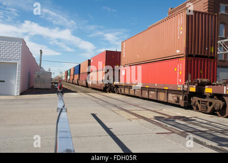 Emporia, Kansas, Stati Uniti d'America, 20 ottobre, 2013 Burlington Northern treni merci che transitano a est e a ovest di credito: Mark Reinstein Foto Stock