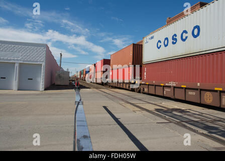 Emporia, Kansas, Stati Uniti d'America, 20 ottobre, 2013 Burlington Northern treni merci che transitano a est e a ovest di credito: Mark Reinstein Foto Stock