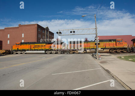 Emporia, Kansas, Stati Uniti d'America, 20 ottobre, 2013 Burlington Northern treni merci che transitano a est e a ovest di credito: Mark Reinstein Foto Stock