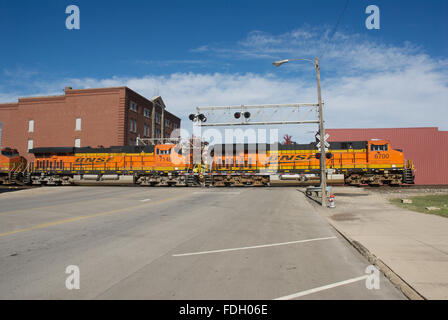 Emporia, Kansas, Stati Uniti d'America, 20 ottobre, 2013 Burlington Northern treni merci che transitano a est e a ovest di credito: Mark Reinstein Foto Stock