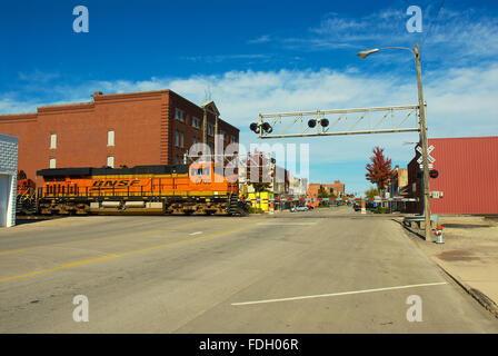 Emporia, Kansas, Stati Uniti d'America, 20 ottobre, 2013 Burlington Northern treni merci che transitano a est e a ovest di credito: Mark Reinstein Foto Stock