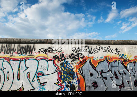 Illustrazione sul muro di Berlino presso la East Side Gallery, Germania Foto Stock