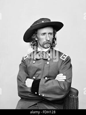 Cliente generale. Ritratto del generale George Armstrong Custer (1839 – 1876), ufficiale dell'esercito degli Stati Uniti e comandante della cavalleria nella guerra civile americana e nelle guerre indiane americane. Foto Maggio 1865 Foto Stock