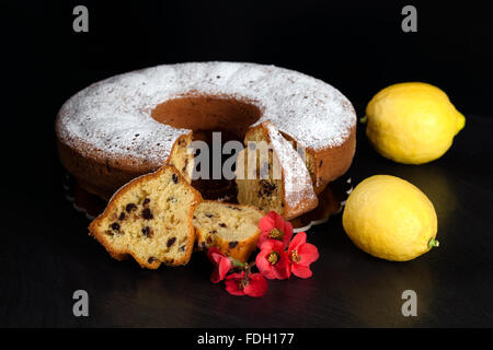 Ciambellone con scaglie di cioccolato aromatizzato al limone Foto Stock