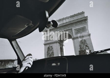 AJAXNETPHOTO. Parigi, Francia. - Guida in città - Si avvicina l' Etoile e l'Arc de Triomphe. foto:JONATHAN EASTLAND/AJAX REF:CD7000 011421BW 37 4 Foto Stock