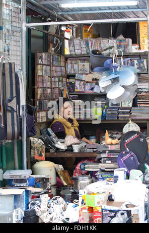 Hawker cinese la vendita di apparecchi elettrici in Ap Liu Street, Hong Kong. Foto Stock