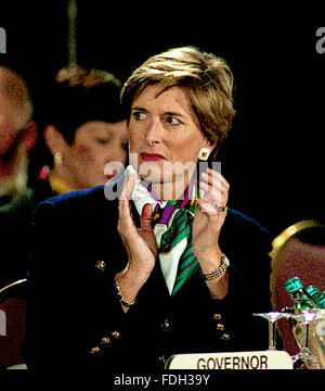 Washington, DC, Stati Uniti d'America, 4 febbraio, 1997 New Jersey governatore Christine Todd Whitman ascolta come attore Rob Reiner risolve la riunione. Christine 'Christie' Todd Whitman è un americano il candidato repubblicano e autore che ha servito come il cinquantesimo governatore del New Jersey dal 1994 al 2001, e fu l'amministratore dell'Agenzia per la protezione ambientale nell'amministrazione del Presidente George W Bush dal 2001 al 2003. Ella era New Jersey prima e finora unica donna governatore. Credito: Mark Reinstein Foto Stock