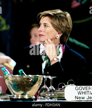 Washington, DC, Stati Uniti d'America, 4 febbraio, 1997 New Jersey governatore Christine Todd Whitman ascolta come attore Rob Reiner risolve la riunione. Christine 'Christie' Todd Whitman è un americano il candidato repubblicano e autore che ha servito come il cinquantesimo governatore del New Jersey dal 1994 al 2001, e fu l'amministratore dell'Agenzia per la protezione ambientale nell'amministrazione del Presidente George W Bush dal 2001 al 2003. Ella era New Jersey prima e finora unica donna governatore. Credito: Mark Reinstein Foto Stock