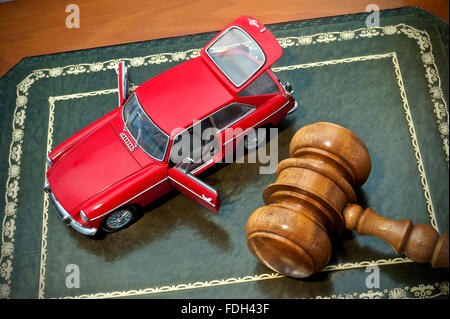 Concetto di immagine di auto asta con red vintage 1969 MGB GT su aste in pelle Scrivania con i banditori a martello Foto Stock