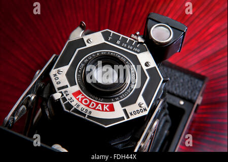 FOTOCAMERA KODAK ART DECO 1930 con obiettivo a dettaglio chiuso con apertura dell'otturatore su una fotocamera da collezione Art Deco Kodak anni '30 Foto Stock