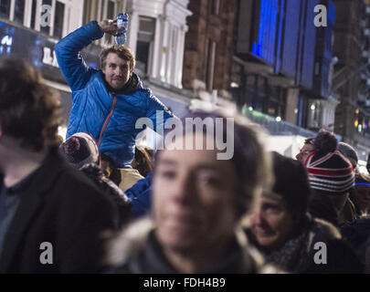 Festa pubblica su Princess Street prima di mezzanotte come parte dell'Hogmanay celebrazioni per i 2016 a Edimburgo che offre: Partito dadi dove: Edimburgo, Regno Unito quando: 31 Dic 2015 Foto Stock