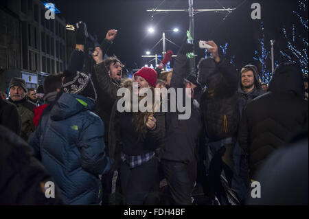 Festa pubblica su Princess Street prima di mezzanotte come parte dell'Hogmanay celebrazioni per i 2016 a Edimburgo che offre: Partito dadi dove: Edimburgo, Regno Unito quando: 31 Dic 2015 Foto Stock