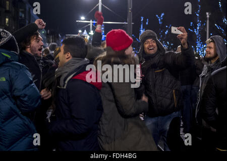 Festa pubblica su Princess Street prima di mezzanotte come parte dell'Hogmanay celebrazioni per i 2016 a Edimburgo che offre: Partito dadi dove: Edimburgo, Regno Unito quando: 31 Dic 2015 Foto Stock