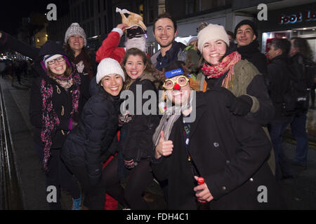 Festa pubblica su Princess Street prima di mezzanotte come parte dell'Hogmanay celebrazioni per i 2016 a Edimburgo che offre: Partito dadi dove: Edimburgo, Regno Unito quando: 31 Dic 2015 Foto Stock