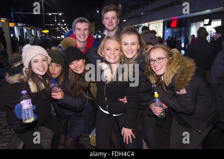 Festa pubblica su Princess Street prima di mezzanotte come parte dell'Hogmanay celebrazioni per i 2016 a Edimburgo che offre: Partito dadi dove: Edimburgo, Regno Unito quando: 31 Dic 2015 Foto Stock