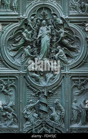 Assunzione della Vergine Maria. Dettaglio della principale porta di bronzo del Duomo di Milano a Milano, Italia. Saint Jo Foto Stock