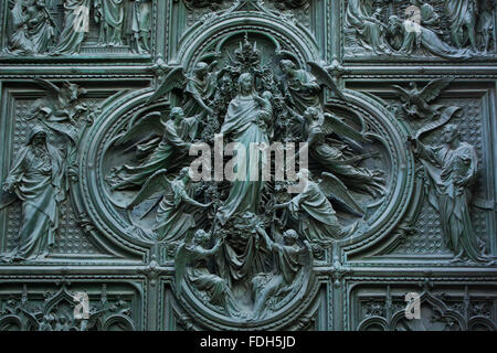 Assunzione della Vergine Maria. Dettaglio della principale porta di bronzo del Duomo di Milano a Milano, Italia. L Evangeli Foto Stock