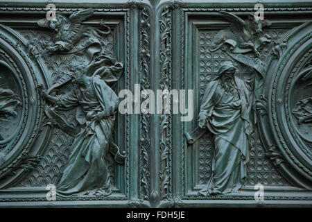 Evangelisti San Marco e San Luca. Dettaglio della principale porta di bronzo del Duomo di Milano a Milano, Italia. Foto Stock