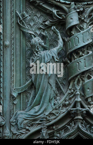 San Giovanni Battista. Dettaglio della principale porta di bronzo del Duomo di Milano a Milano, Italia. Foto Stock