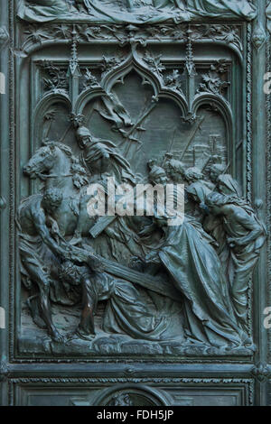 Cristo che porta la croce. Dettaglio della principale porta di bronzo del Duomo di Milano a Milano, Italia. Il bronzo d Foto Stock