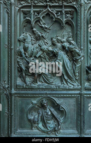 Cristo che porta la croce. Dettaglio della principale porta di bronzo del Duomo di Milano a Milano, Italia. Il bronzo d Foto Stock