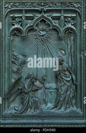 Annunciazione. Dettaglio della principale porta di bronzo del Duomo di Milano a Milano, Italia. La porta di bronzo era desig Foto Stock