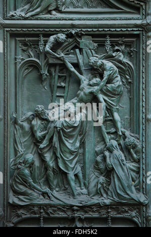 Discesa dalla Croce. Dettaglio della principale porta di bronzo del Duomo di Milano a Milano, Italia. La porta di bronzo Foto Stock