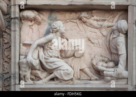 Scena biblica rappresentata in rilievo marmoreo sulla facciata principale del Duomo di Milano a Milano, lombardia, Ita Foto Stock