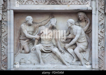 Il lavoro e i suoi amici. Rilievo marmoreo (1796) da scultore italiano Carlo Maria Giudici sulla facciata principale del Duomo di Milano (Duo Foto Stock