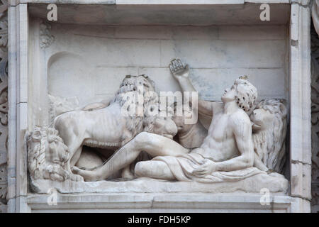 Daniel con i lions. Rilievo marmoreo sulla facciata principale del Duomo di Milano a Milano, lombardia, italia. Foto Stock