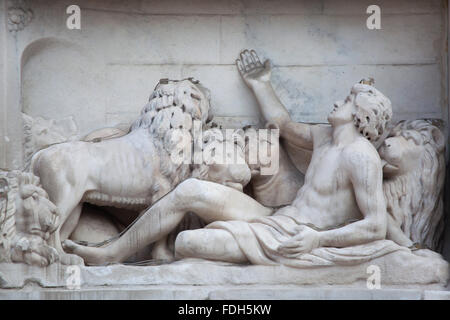 Daniel con i lions. Rilievo marmoreo sulla facciata principale del Duomo di Milano a Milano, lombardia, italia. Foto Stock